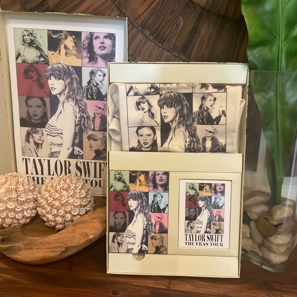 Taylor Swift The Eras Tour Official VIP USA Box - Picture 3 of 4